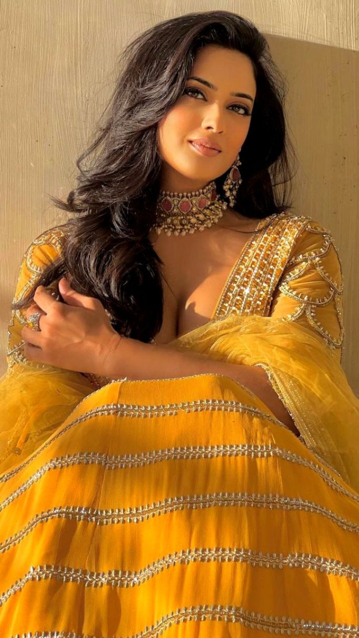 Shweta Tiwari Looks Super Stunning In Her Latest Yellow Lehenga