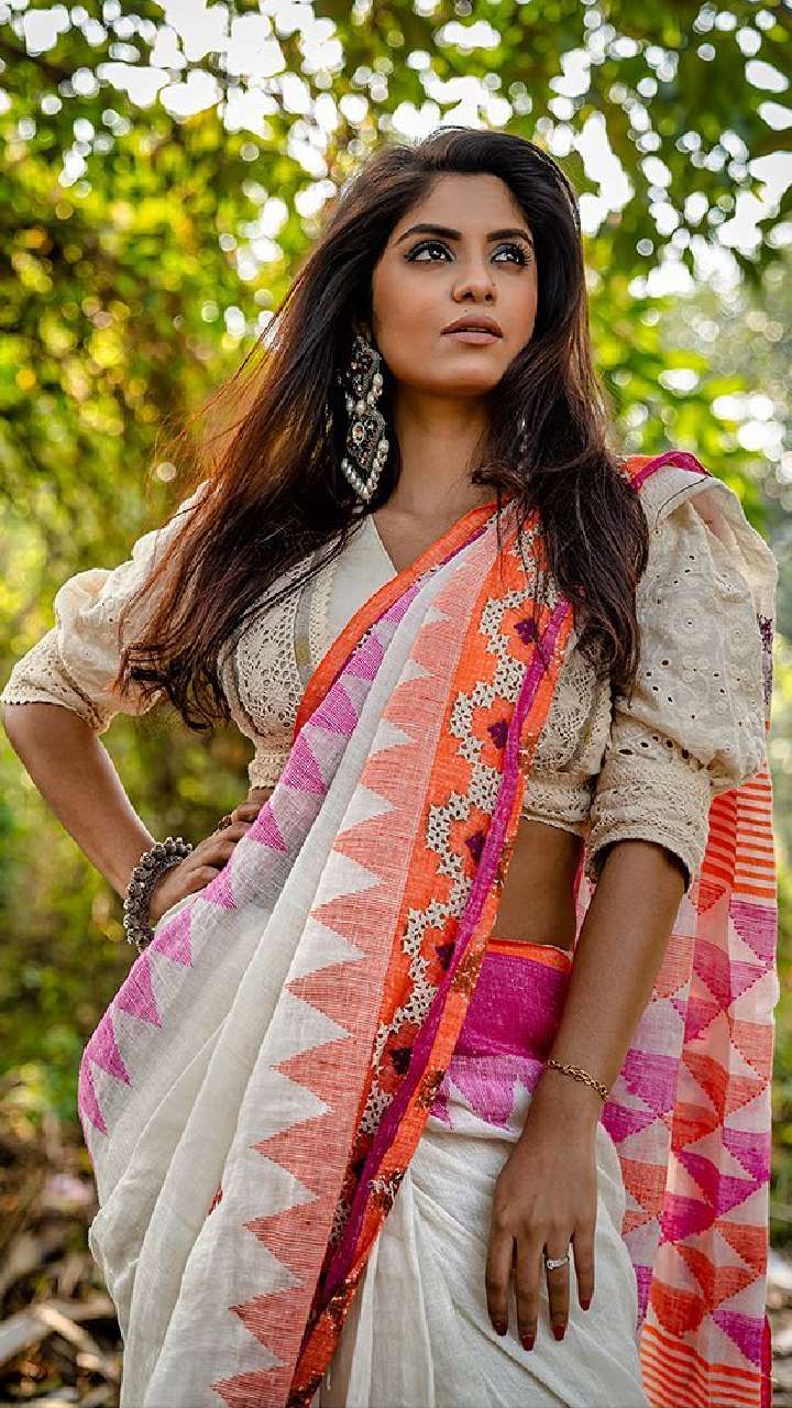 16 Latest Bengali Saree Designs & Styling Tips