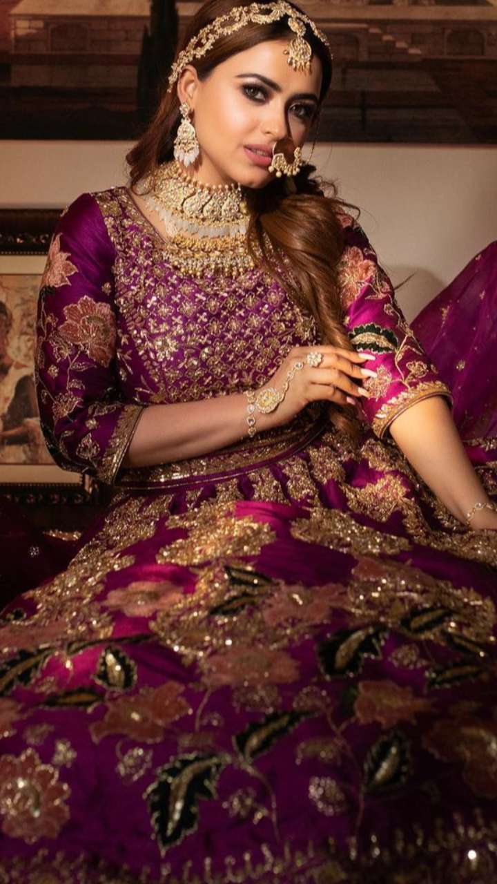 Matching jewelry with Maharani bridal lehenga, Royal Rajwada bridal lehenga  #bridaljewellery #hindi - YouTube