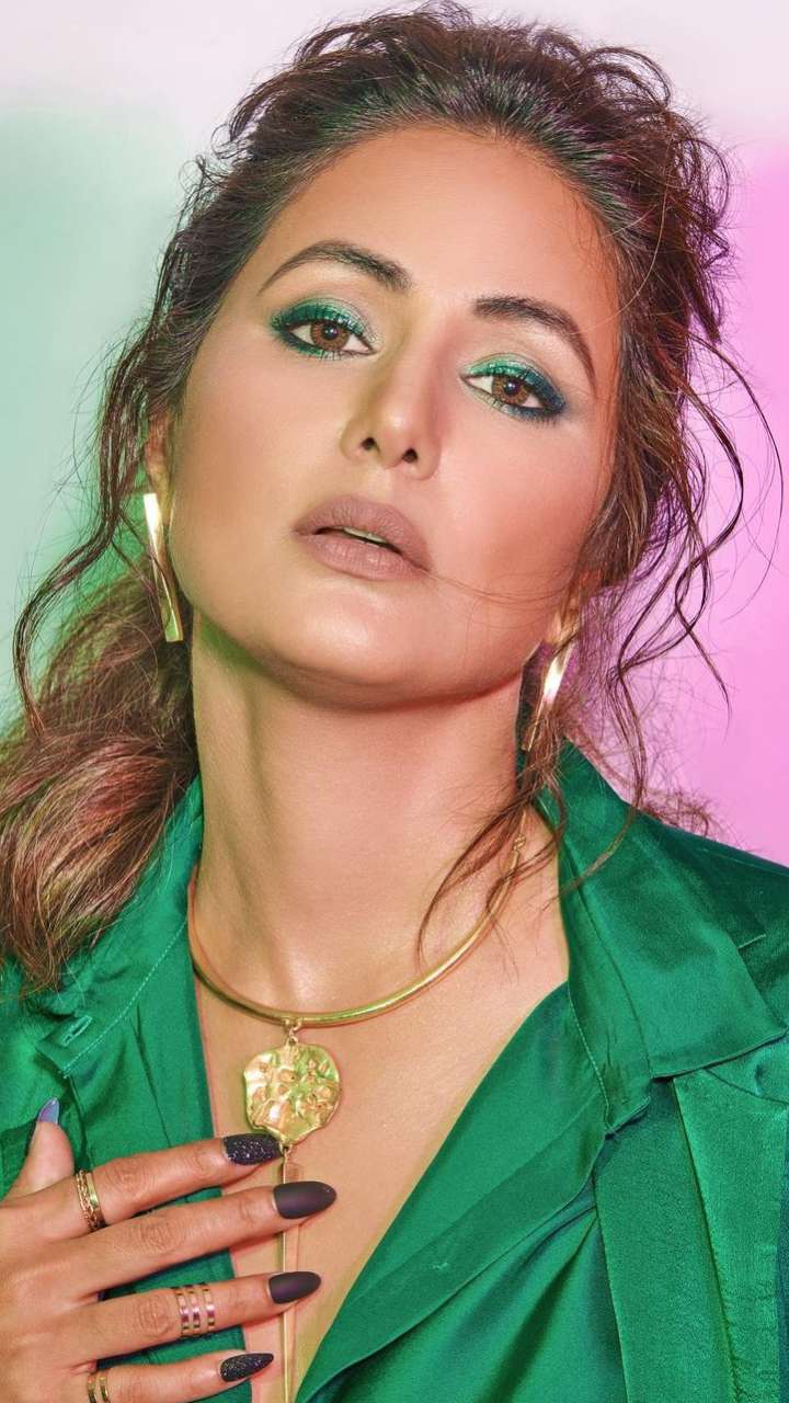 Times Hina Khan Added A Color Pop To Her Eye Makeup Look!