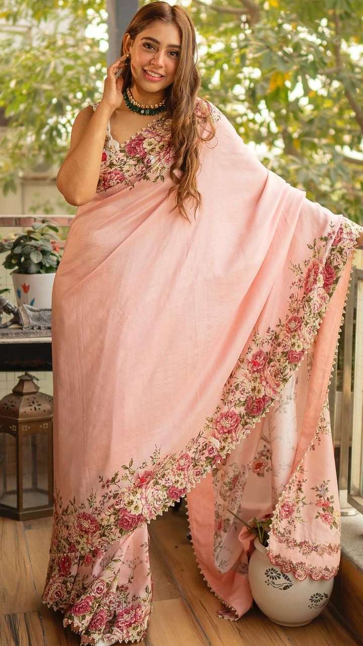 Please help me style this saree for my farewell and recommend a type of  blouse that will go with this. : r/IndianFashionAddicts