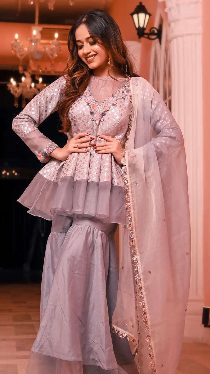 Jannat Zubair Rahmani Black Cod Gray Georgette Embroidered Embellished  Saree | trendwati