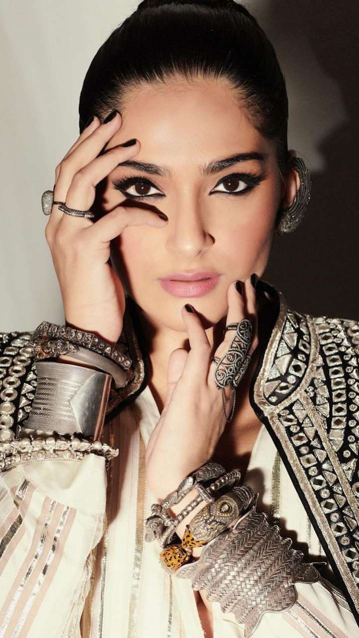 Sonam Kapoor Inspired Trendy KohlEye Makeup Looks