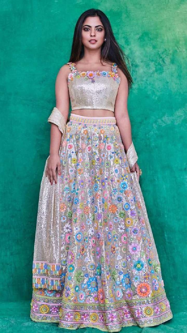 Brides, Shloka Ambani's peach and gold Abu Jani Sandeep Khosla lehenga is  perfect for your pheras | Vogue India