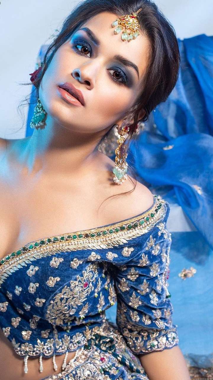 Top Cocktail Eye Makeup Ideas To Bookmark Right Now! | Bridal eye makeup, Blue  lehenga, Wedding dresses for girls