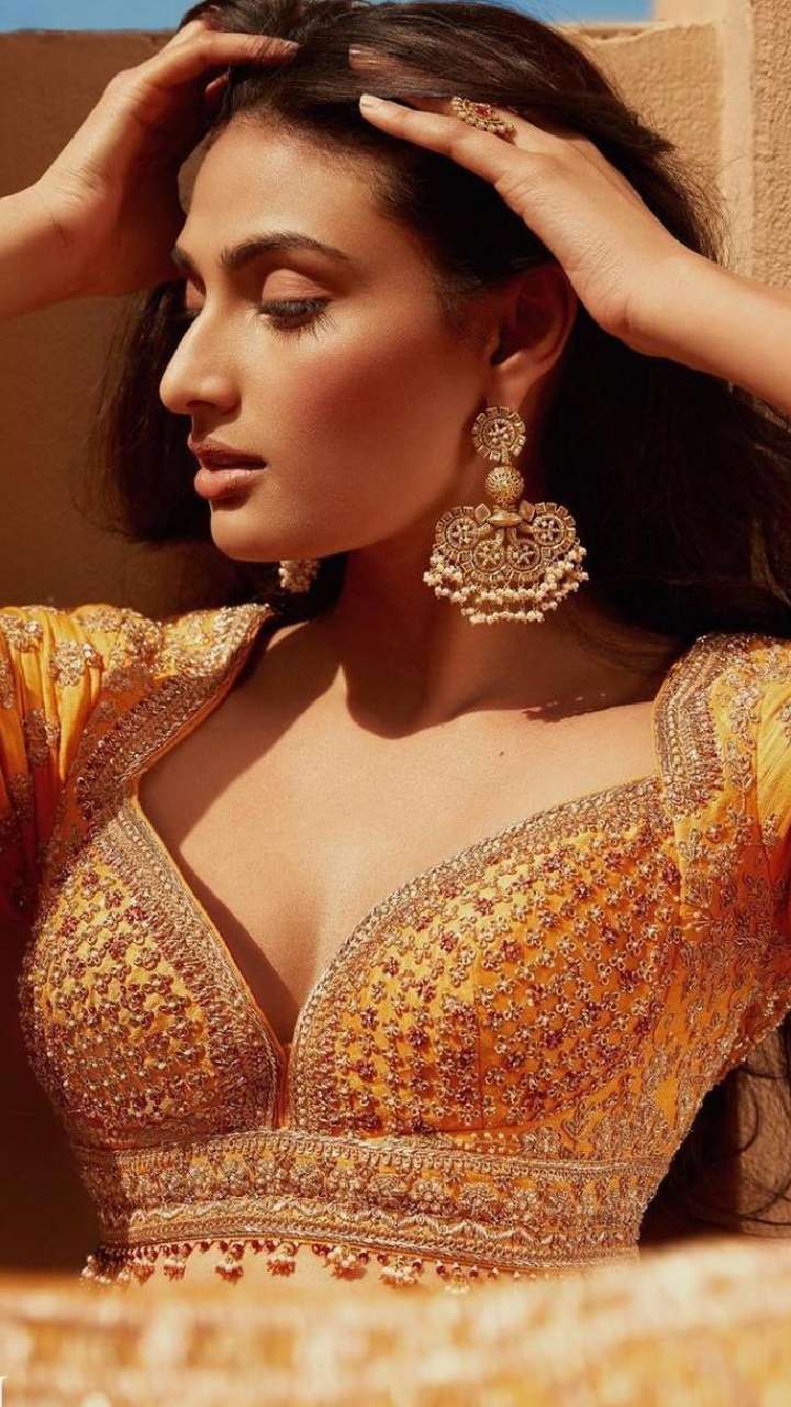 Athiya Shetty Inspired Sizzling Lehenga Blouse Designs| Hot ...