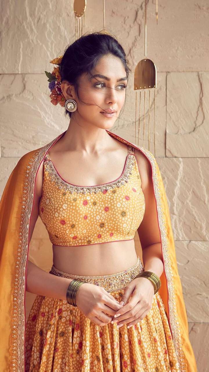 Top 17 Simple Blouse Neck Designs For Brides - Pyaari Weddings