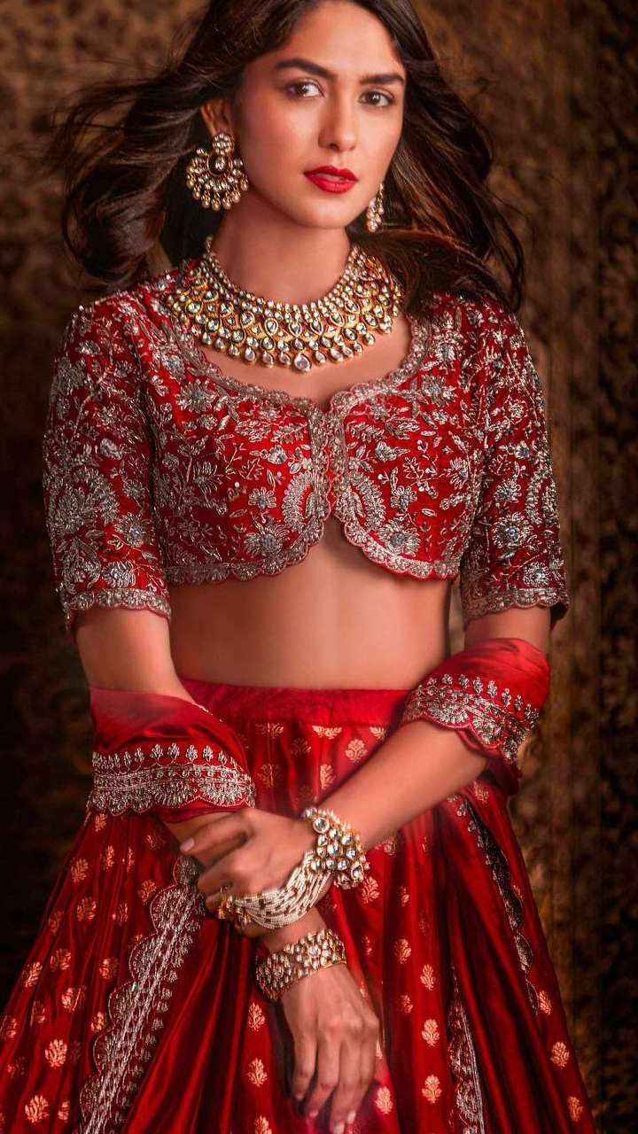 From Classic To Contemporary: Stunning Blouse Designs To Match Your Lehenga  | HerZindagi