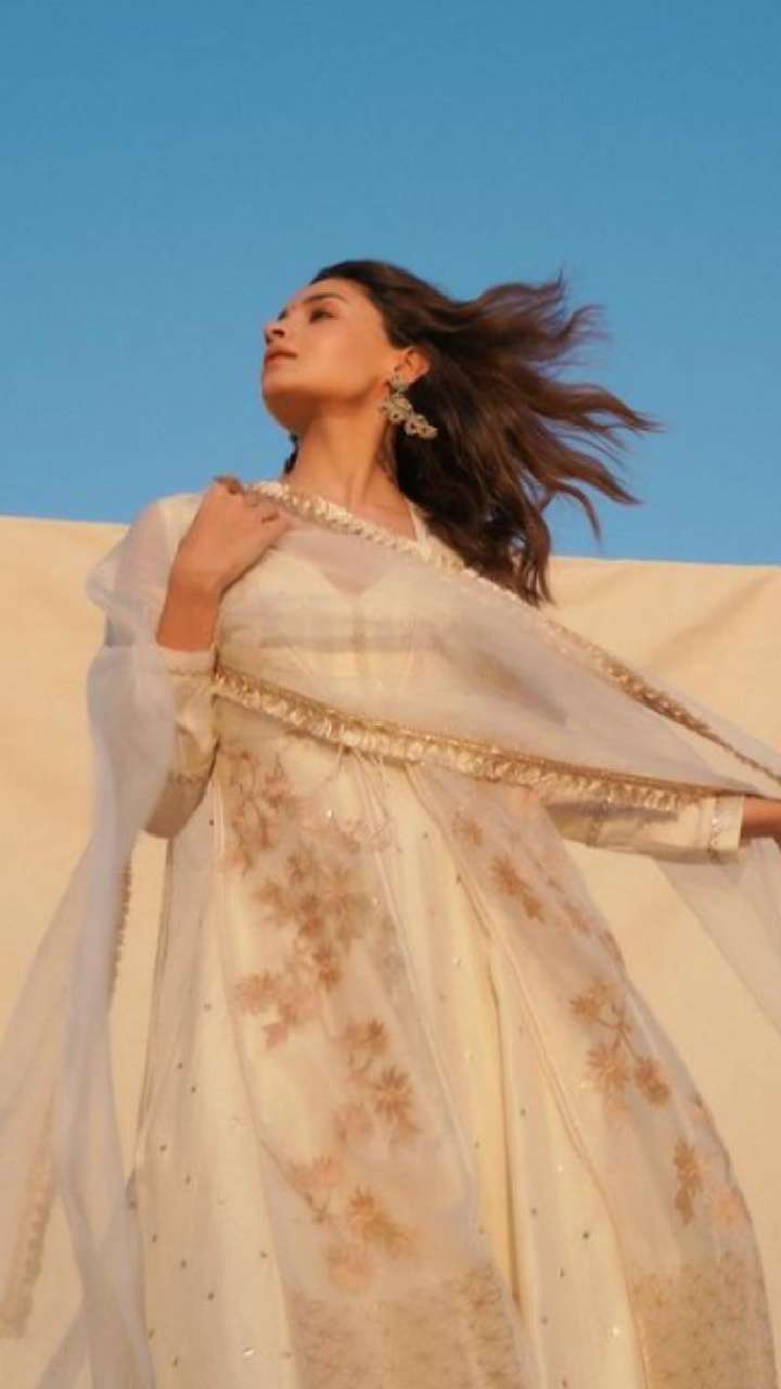 Deepika Padukone to Alia Bhatt, best ethnic looks for Eid-ul-Adha 2022 worn  by your favourite Bollywood divas | Fashion Trends - Hindustan Times