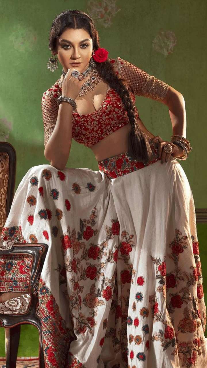 Bengali beauty Monami Ghosh looks festive ready | Times of India