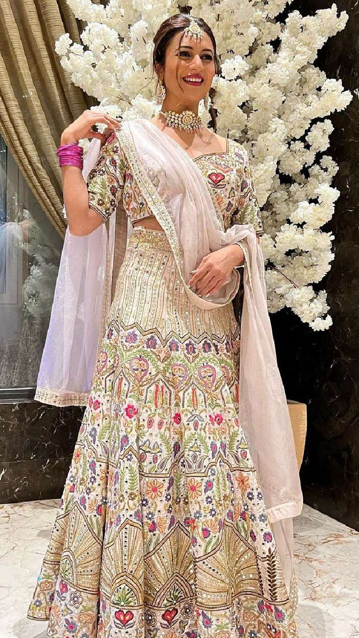 9 Popular Blouse Designs Divyanka Tripathi Carried With Grace | Fashion |  Indian wedding poses, India wedding dress, Indian wedding bride