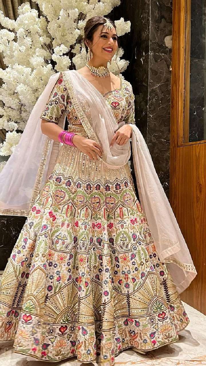 Divyanka Tripathi Is Looking Like A Princess In Embellished Lehenga, See  Pictures