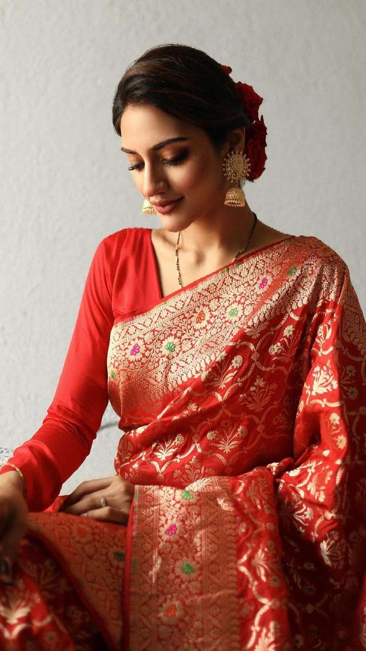 Premium Photo | Bengali Bride in Maroon and Gold Banarasi Saree