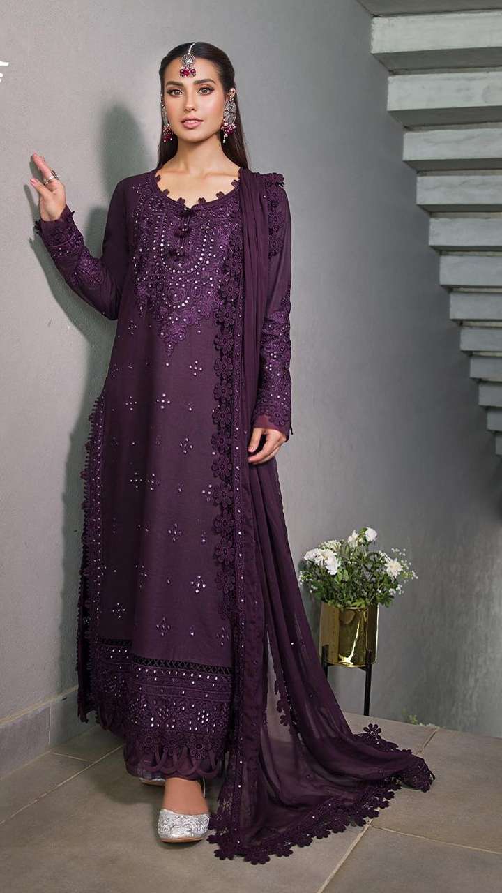Actress Iqra Aziz Dress Design | Actress Dressing Design | Vestiti
