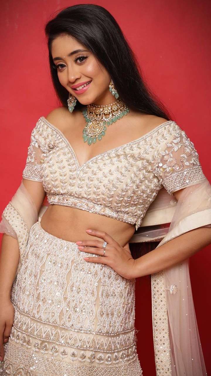 Proud Moment: Shivangi Joshi carries forward Indian tradition in Dubai,  slays in her gorgeous deep-neck lehenga and heavy jewellery avatar