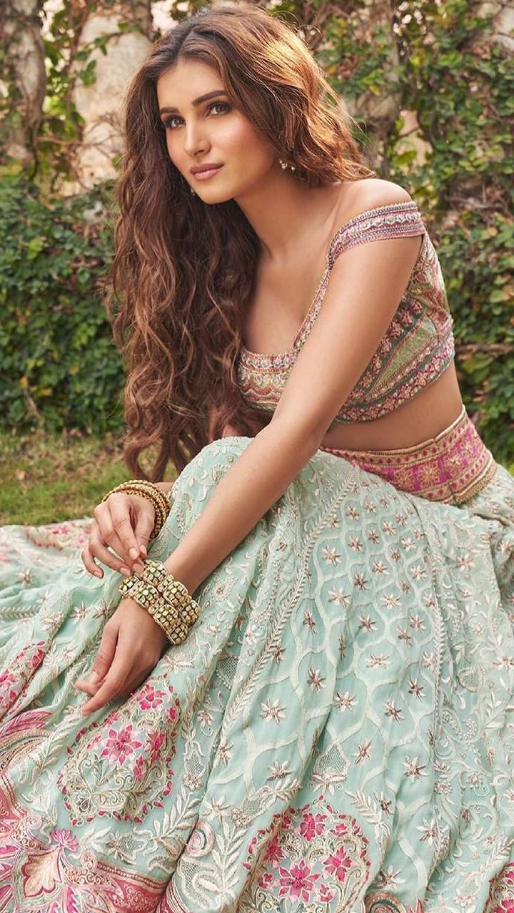 20+ Lehenga Hairstyles to Complement Your Regal Look | Short wedding hair, Hair  style on saree, Engagement hairstyles