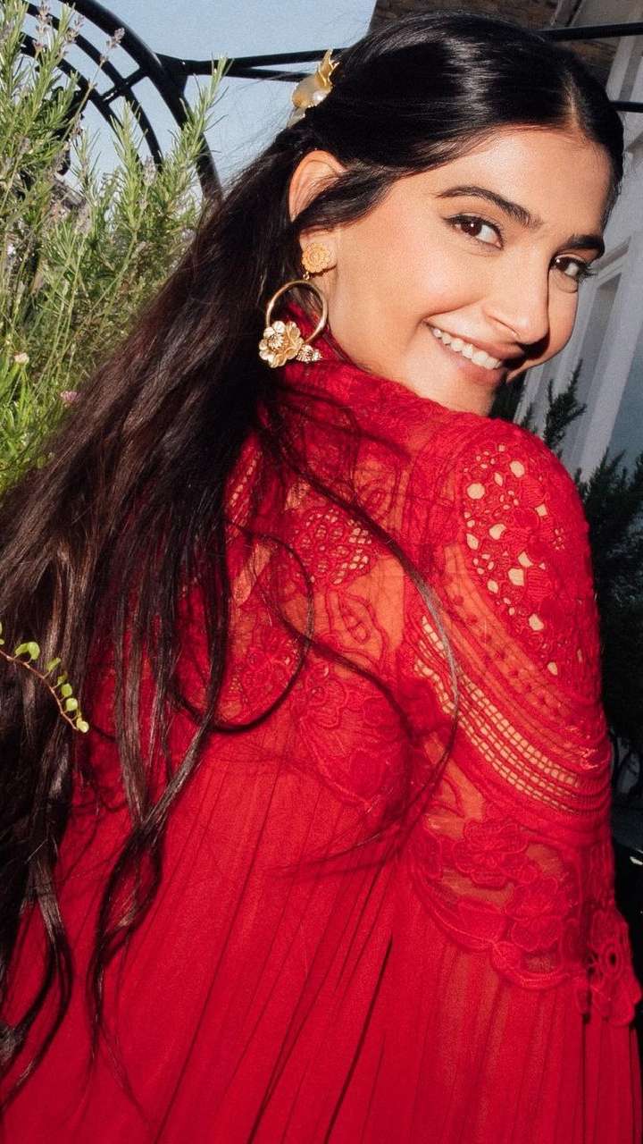 Sonam Kapoor Red Wedding Chanderi Silk Anarkali Set SFINSP42MB –  ShreeFashionWear