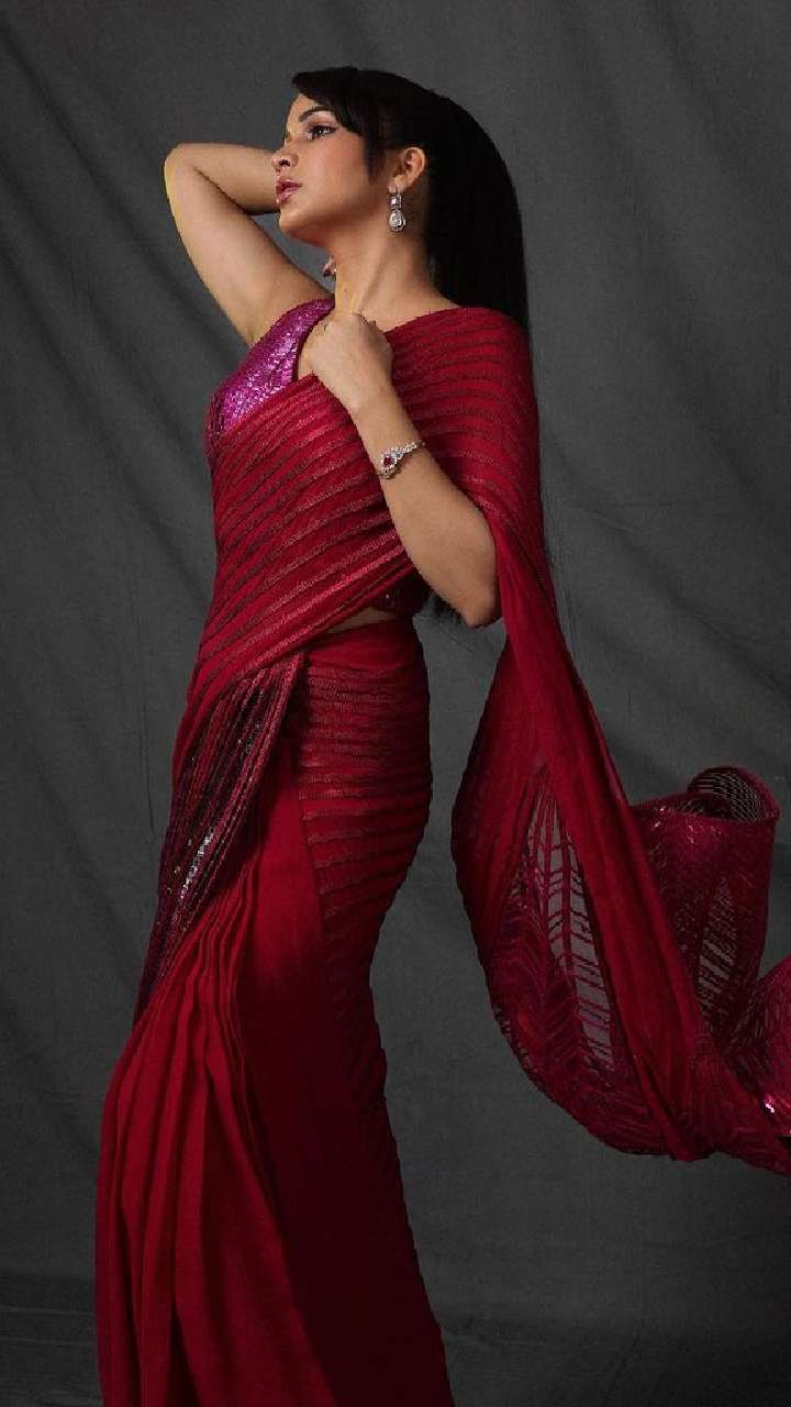 The designer blouses with the plain sarees is a weird but really smart and  popular… | Simple saree blouse designs, Kerala saree blouse designs, Plain  blouse designs