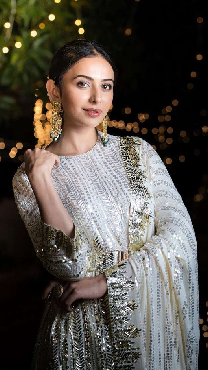 Dipped in blue and soaked in white✨ 📸 : @poshbe.ae 👗 : @yaya_attire  Earrings : @zawariyadesigns #snehaunnikrishnan #rjsneha | Instagram