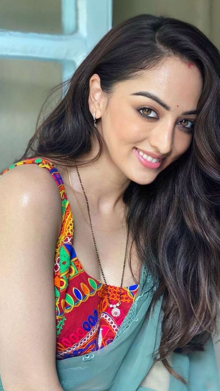 Pic Talk: Sandeepa Dhar Sexy + Stylish + Grand