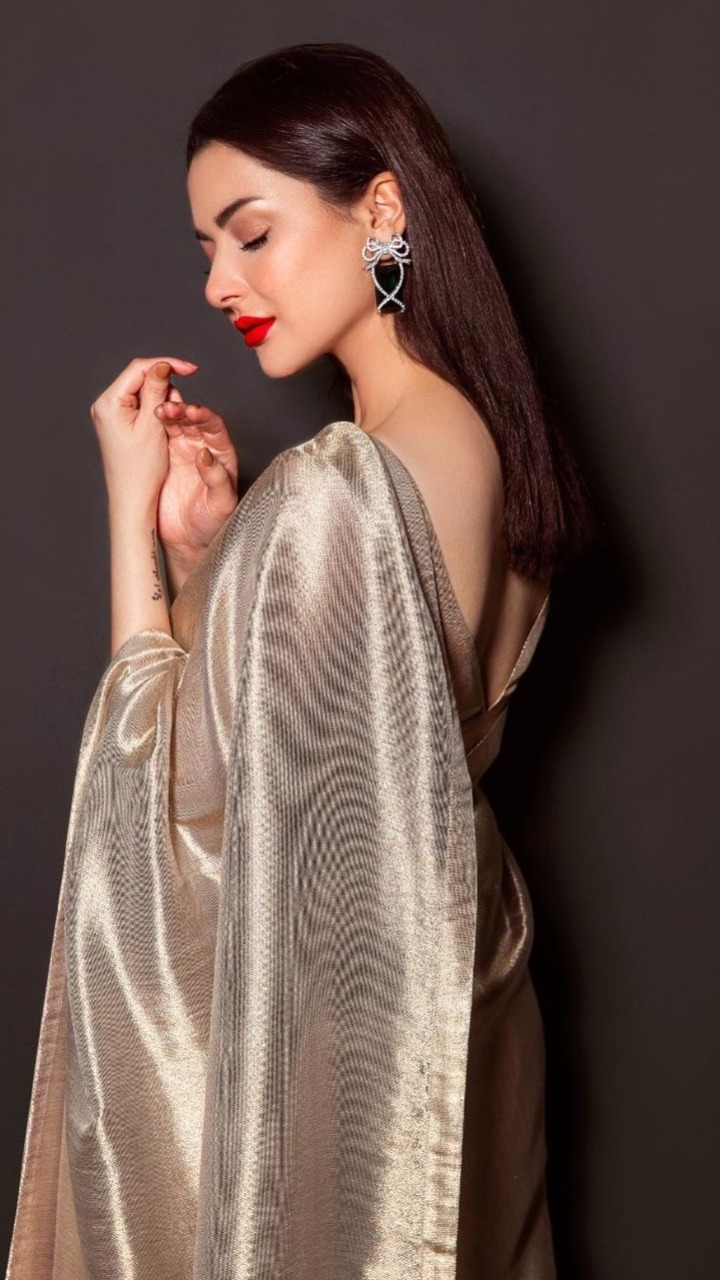 Hania Amir Aka Hala's Saree Looks Are Pretty Enough To Take Your Breath Away