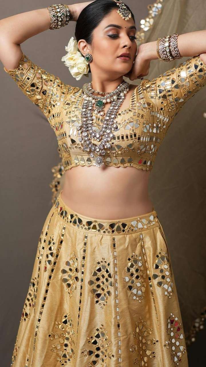 Cross Halter Blouse Lehenga Set – Basanti Kapde aur Koffee