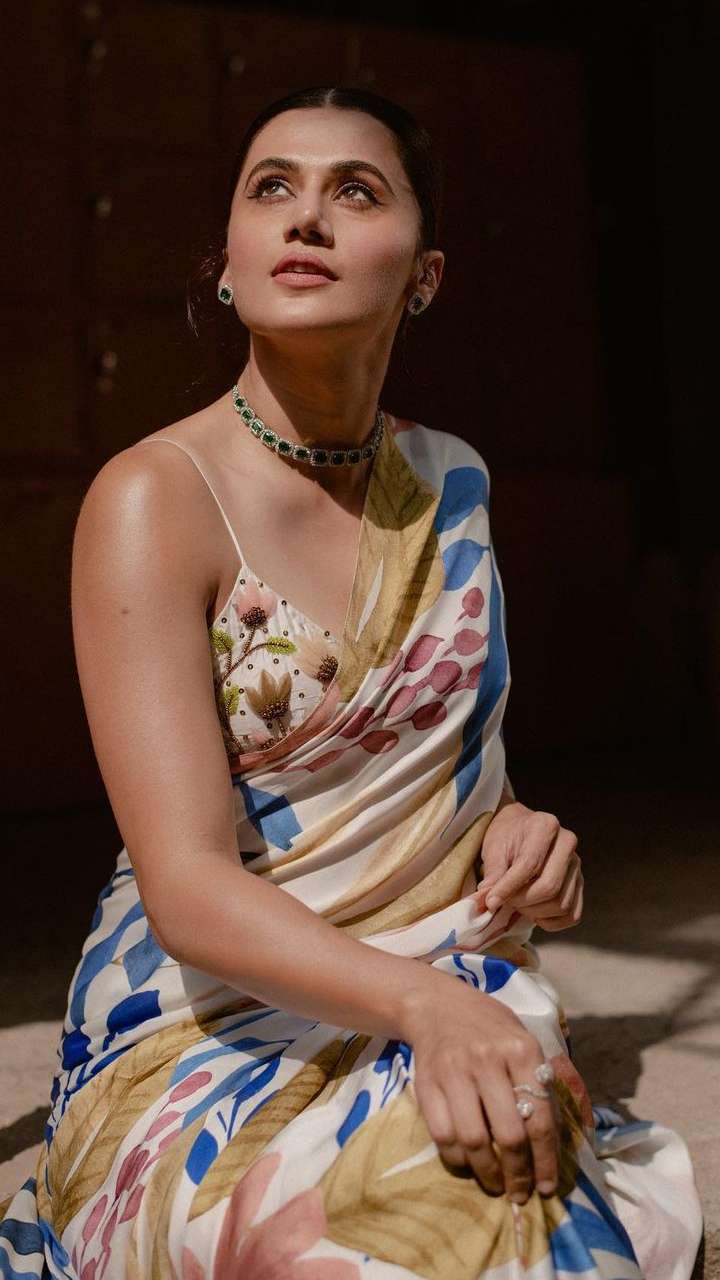 BEADED FLOWER SAREE WITH CONTRAST BLOUSE – devyanimehrotra.com