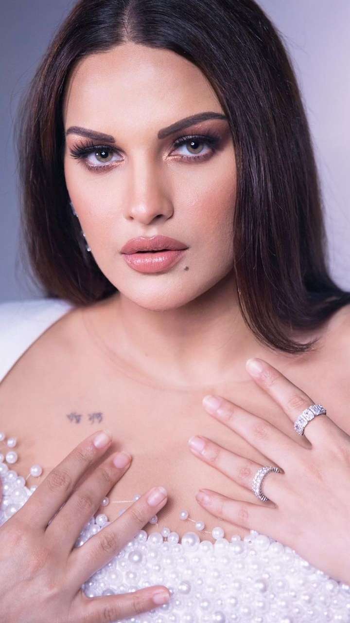 himanshi khurana sexy photo 