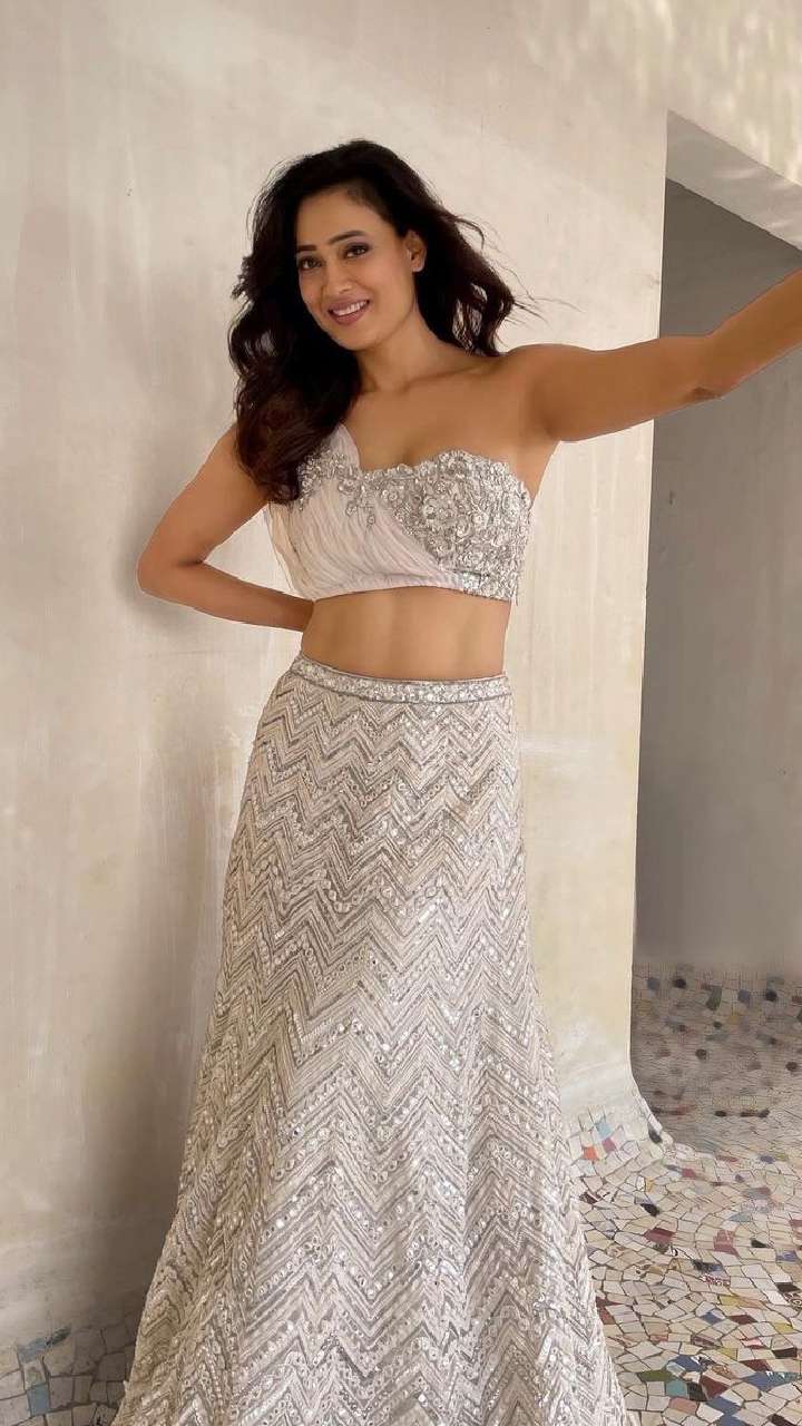 Shweta Tiwari Turns Up The Heat in a Sexy Beige Bralette Blouse and Lehenga  (View Pics) | 👗 LatestLY