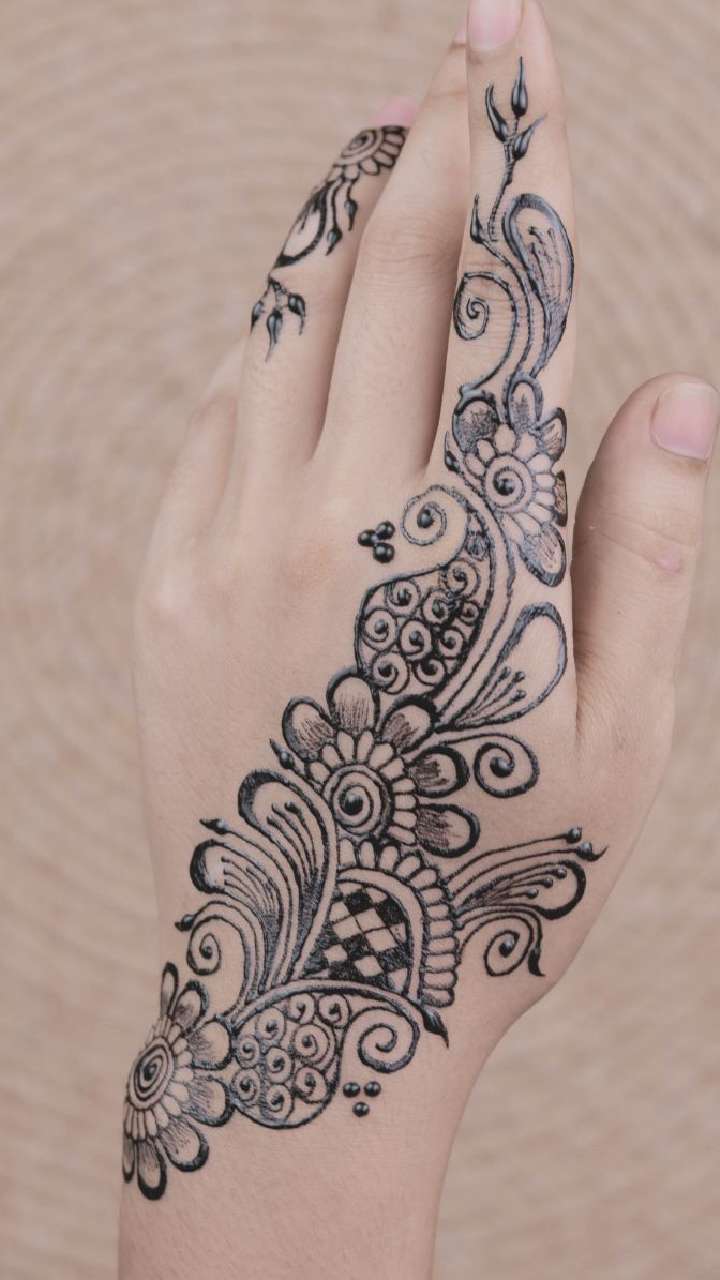 mehndi design 2019: people like these latest and simple mehndi designs you  can see photos here - mehndi design 2019: लोगों को पसंद आ रहे ये लेटेस्ट  मेहंदी डिजाइन, यहां देखें तस्वीरें,