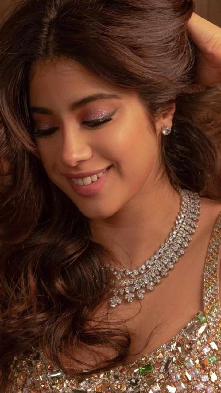 Janhvi Kapoor Inspired Nude Makeup Looks That Go With Ethnic Fits