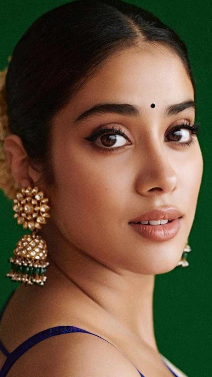 720px x 1280px - Janhvi Kapoor Inspired Nude Makeup Looks That Go With Ethnic Fits