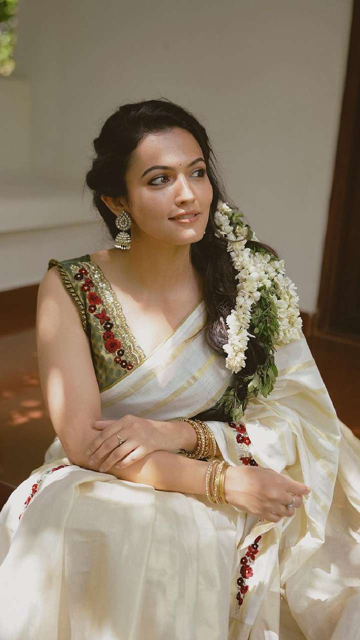 2,294 Likes, 10 Comments - NEK PHOTOS (@neeleshek) on Instagram: “Happy  Onam dears The l… | Saree hairstyles, Kerala saree blouse designs, Indian  wedding hairstyles