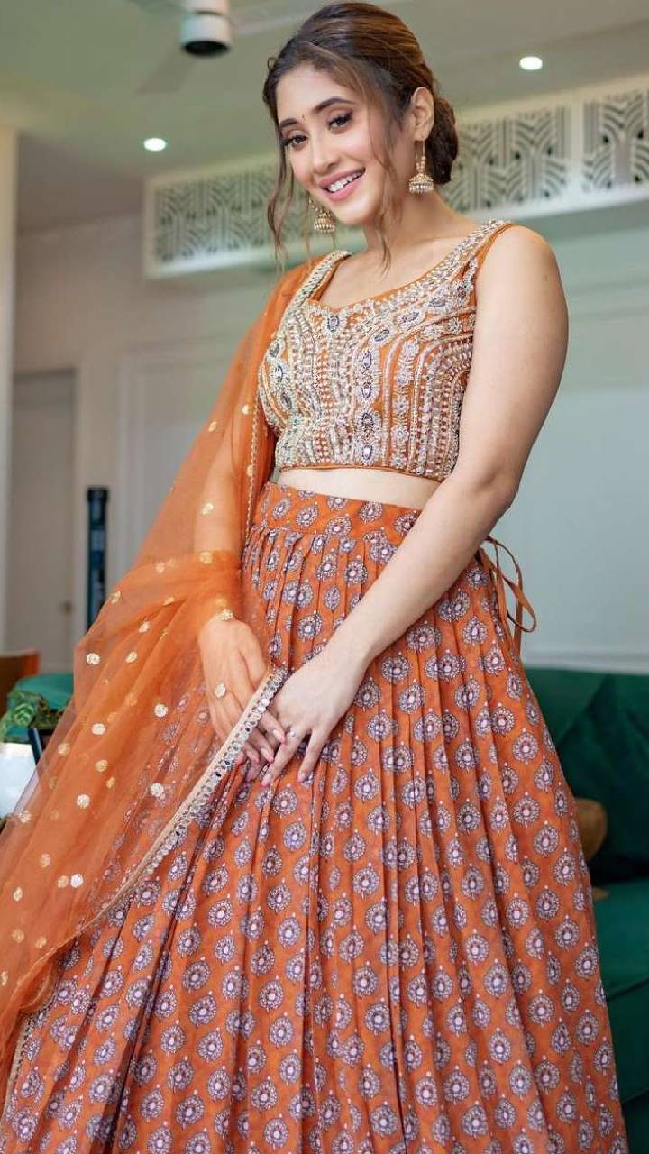 Unni Makeup Artist - This bride-to-be looks ethereal in her orange lehenga  and that dewy make-up that I created for her, definetely adds the perfect  oomph to her whole look. #engagementmakeandhairstylist #ravishinginorange #