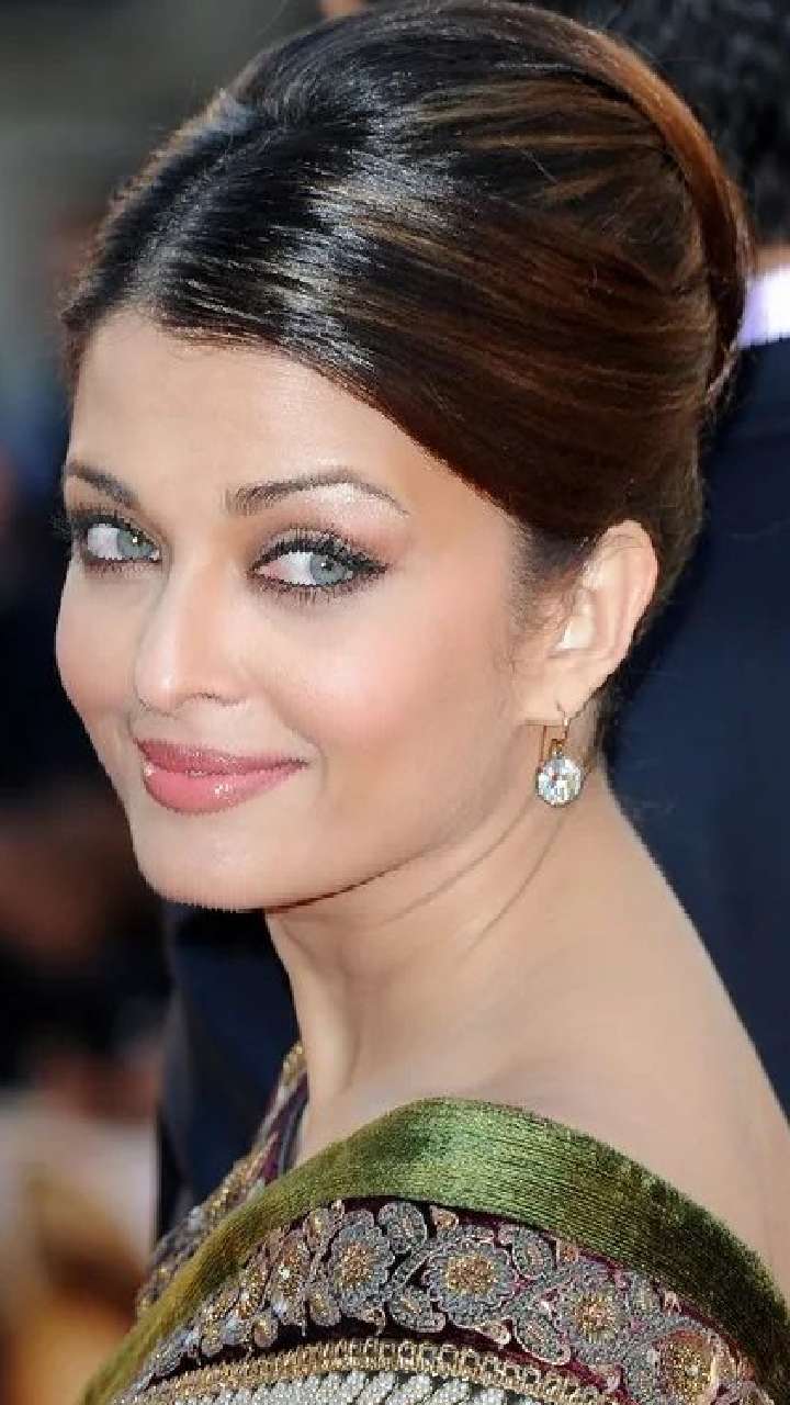 Aishwarya Rai Bachchan Exudes A True Sense Of Royalty At Ponniyin Selvan 1  Trailer Launch - News18