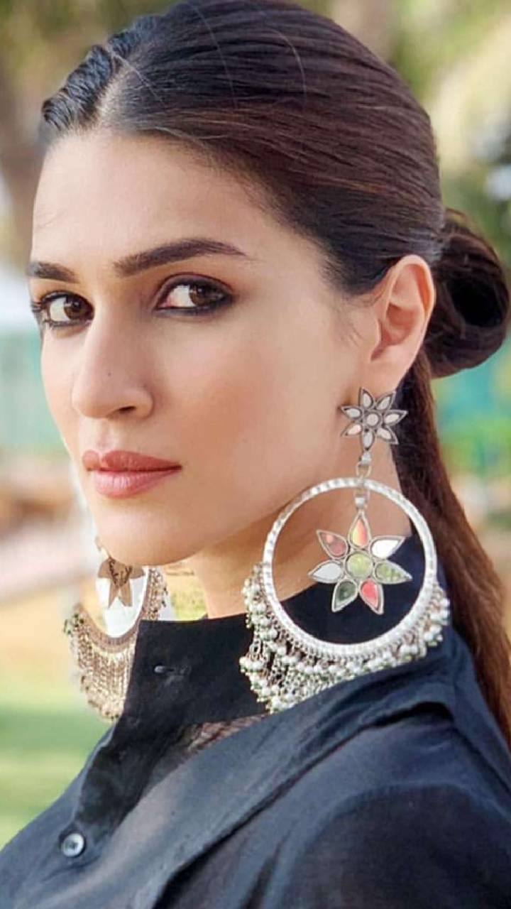 Inside Kriti Sanon's jewellery collection | Love statement making  jewellery? So does #KritiSanon! Take a peek at some of the star's coolest  jhumkas, bangles, neckpieces and more here. | By VOGUE IndiaFacebook