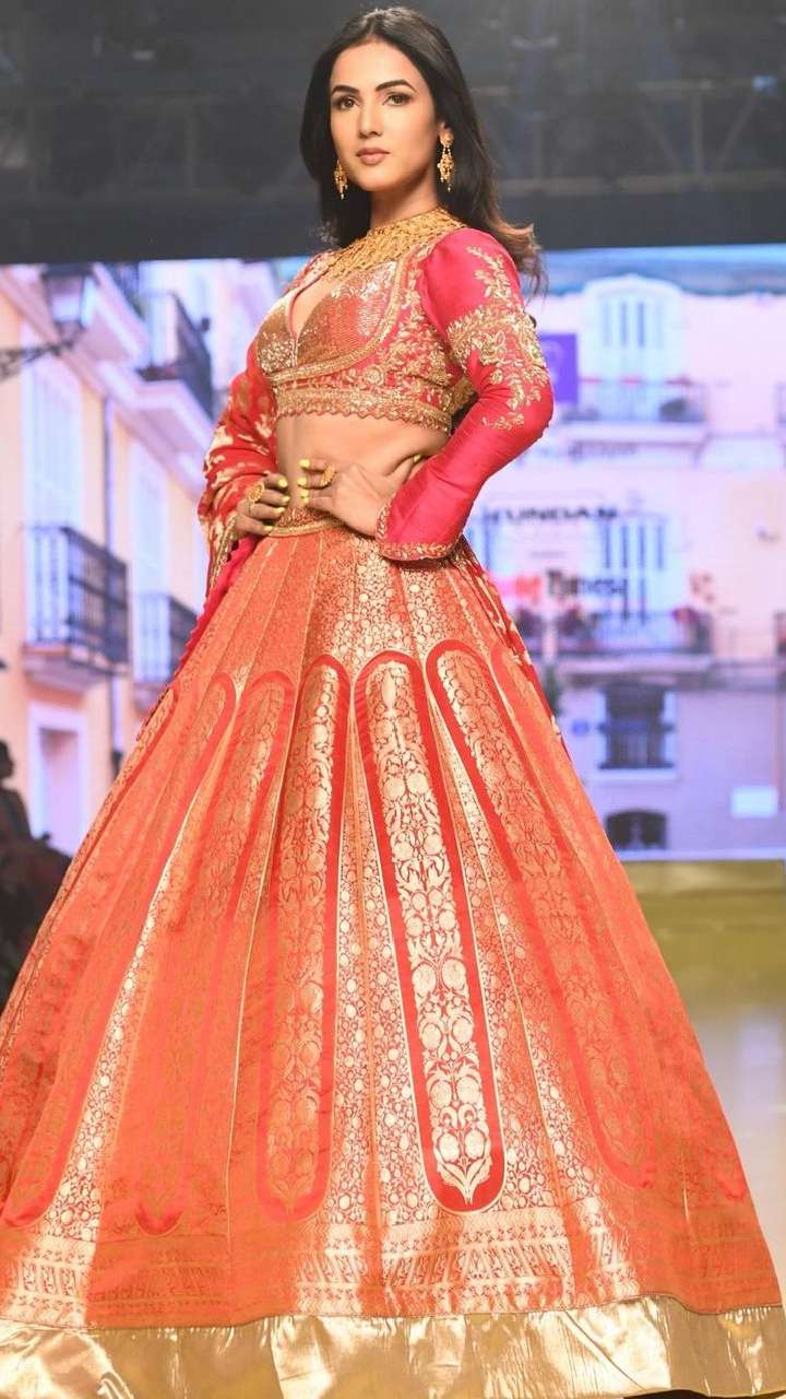 Sonal Chauhan Transforms Into the Blushing Bride for Neeta Lulla |  MissMalini