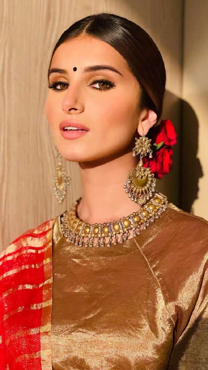 Discover more than 114 eye makeup for red saree latest vietkidsiq.edu.vn