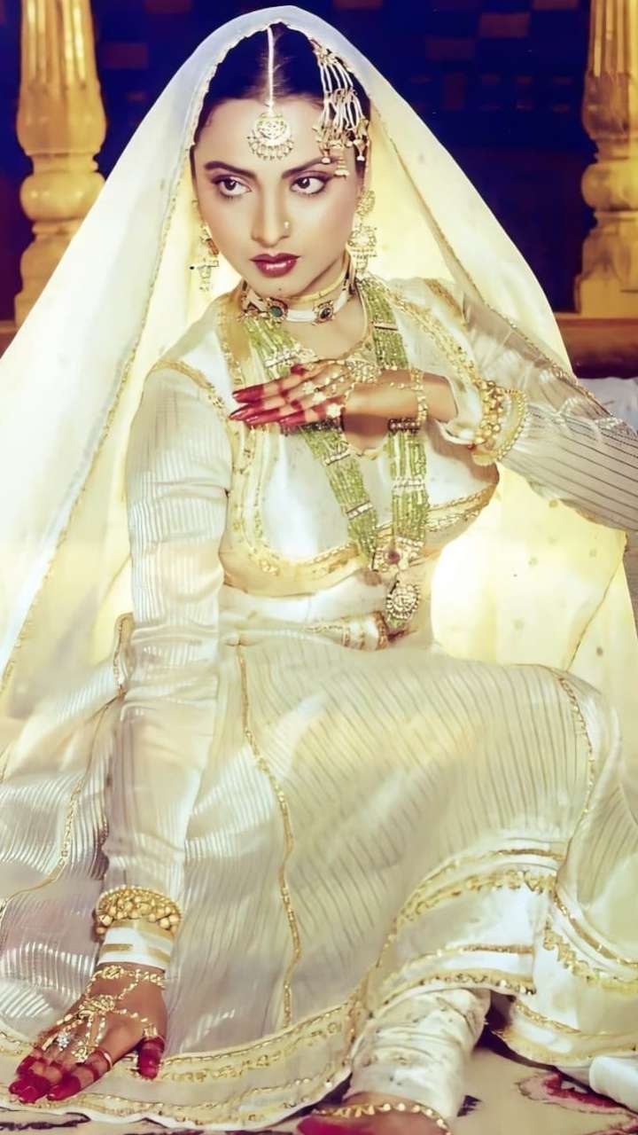 Rekha's Unearthed 90s Photos Define Her Iconic Fashion Diva Status