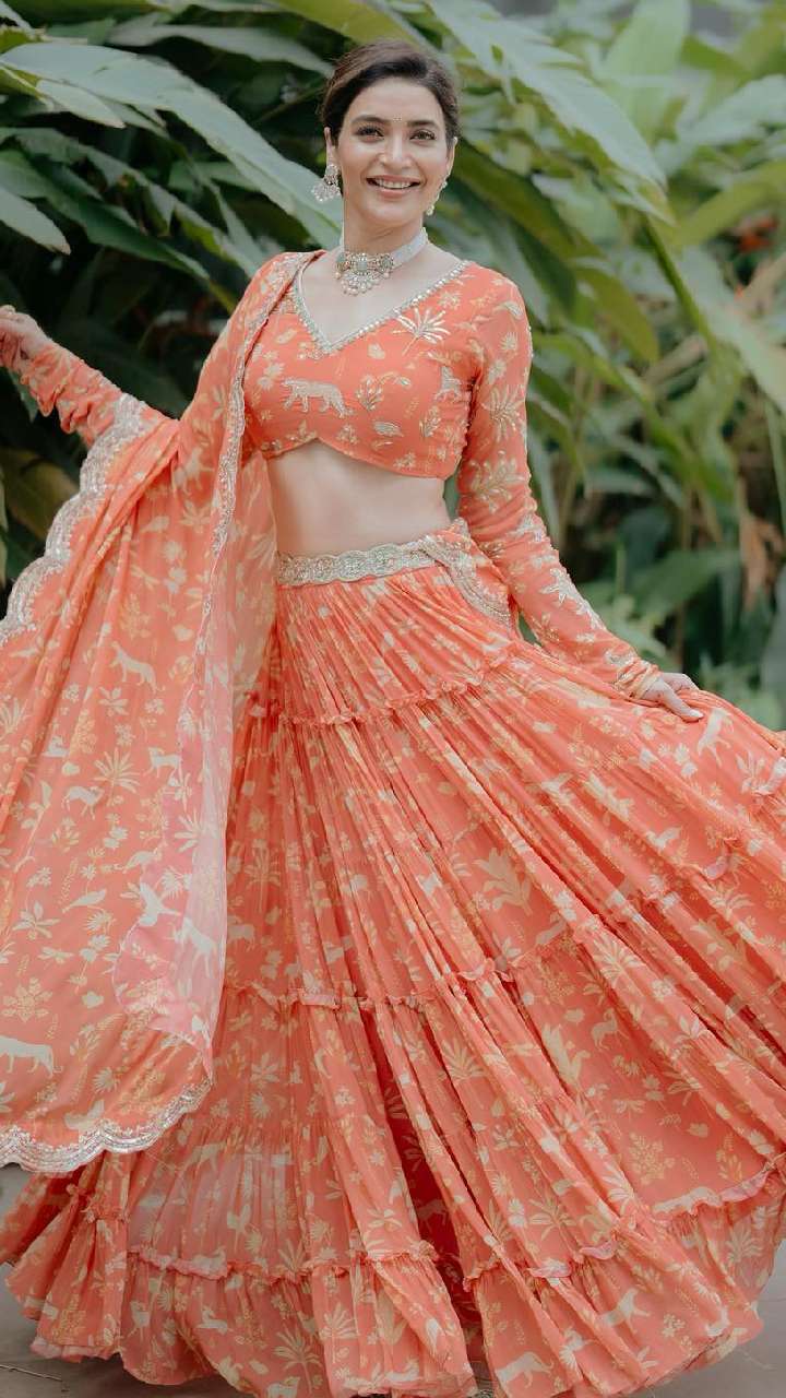 Marvelous @karishmakapoor in beautiful @sabyasachi lehenga ⠀⠀⠀⠀⠀⠀⠀⠀⠀  ⠀⠀⠀⠀⠀⠀⠀⠀⠀ ⠀⠀⠀⠀⠀⠀⠀⠀⠀ #Houseof2 #bride… | Indian outfits, Indian designer  outfits, Lehnga designs