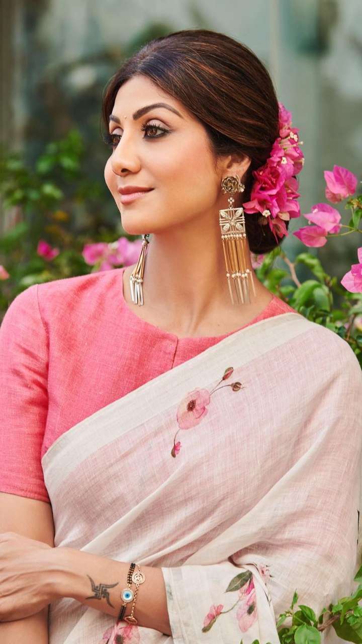 Deepiika Ahuja | South Indian bride @sakshi5106 looks beautiful in  Kanjeevaram saree , gajra laden hairstyle @shubham_hair_designer &  statement making jew... | Instagram