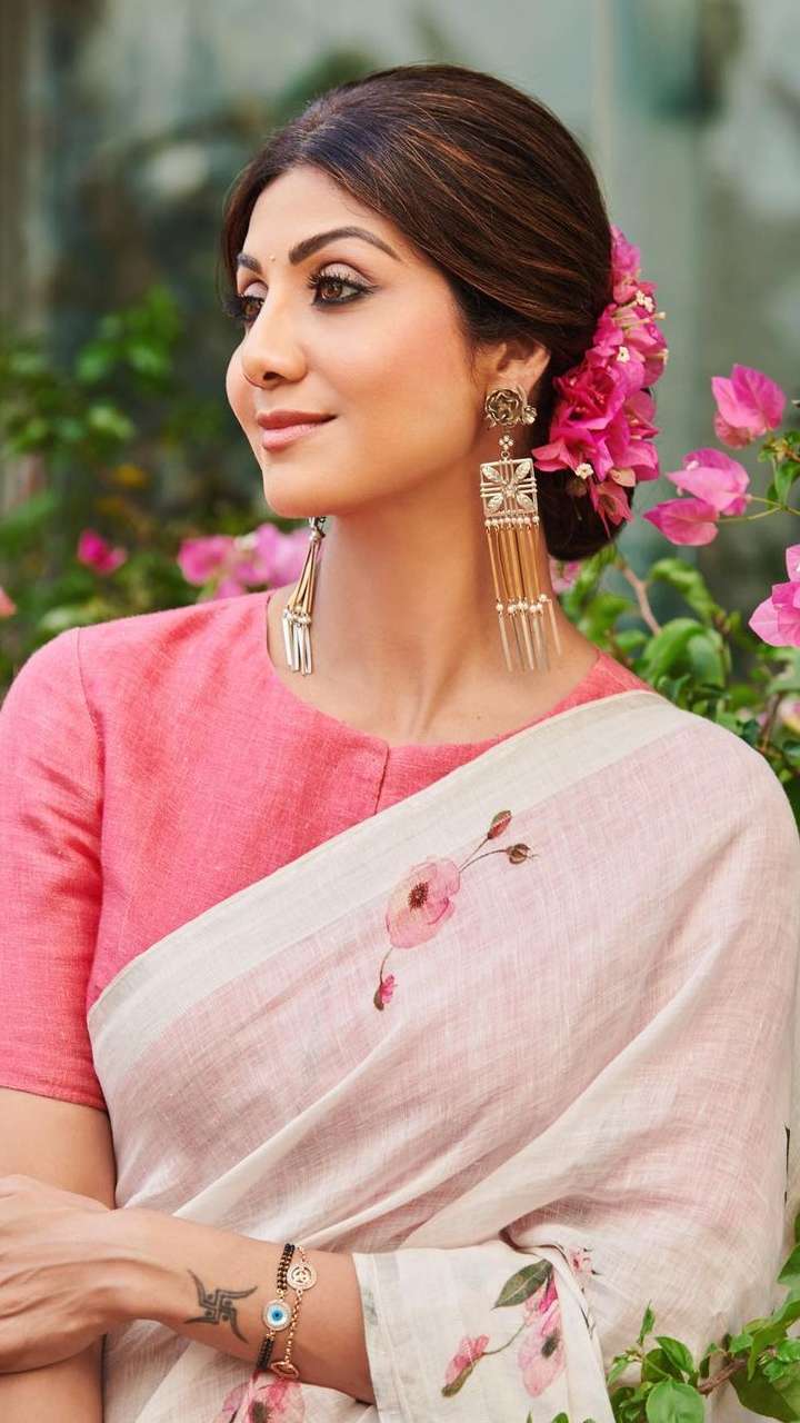 15 Easy Ways to include Gajra in your Hairstyle this Wedding Season |  WeddingBazaar | Short hair styles easy, Indian hairstyles, Heart shaped  face hairstyles