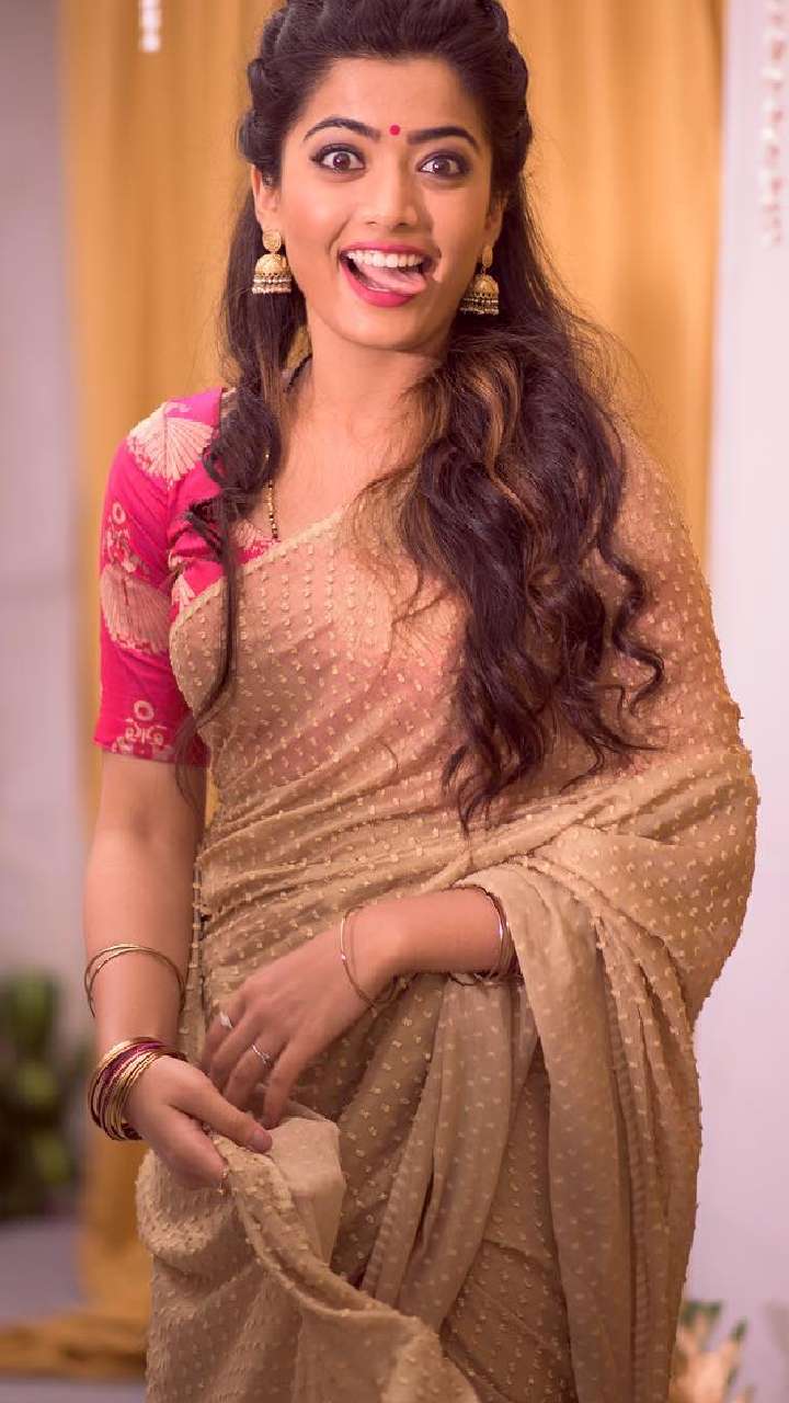 Janhvi Kapoor's elegance in saree and minimal glamour stuns the spotlight |  Times of India