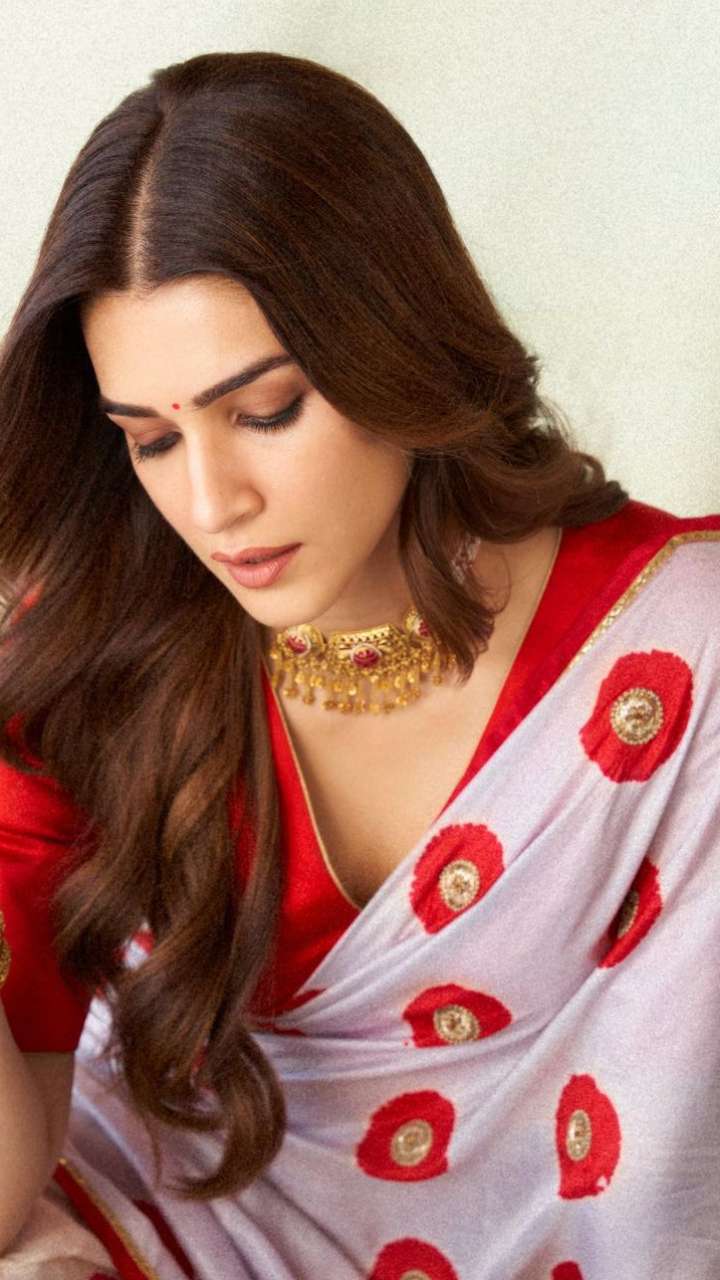 5 Stunning Blouse Designs By Kriti Sanon For Your Big Day