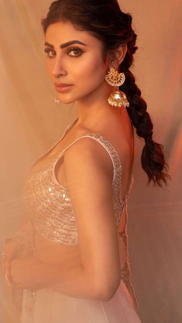 Mouni Roy's summer fashion styles that are must-haves for every girl !