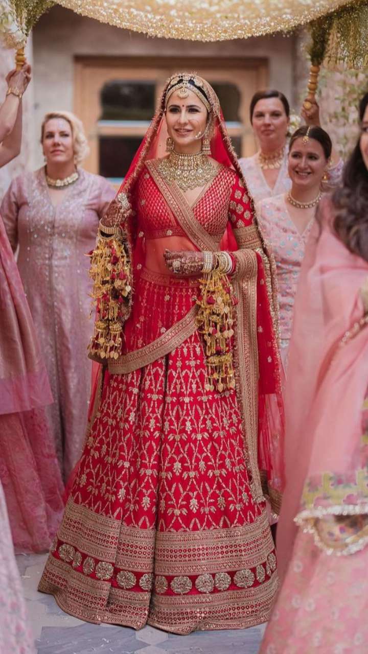 Brides In Surreal Replicas Of Priyanka Chopra's Red Lehenga + Where To Buy  Them! | Couple wedding dress, Indian wedding couple photography, Wedding  reception gowns