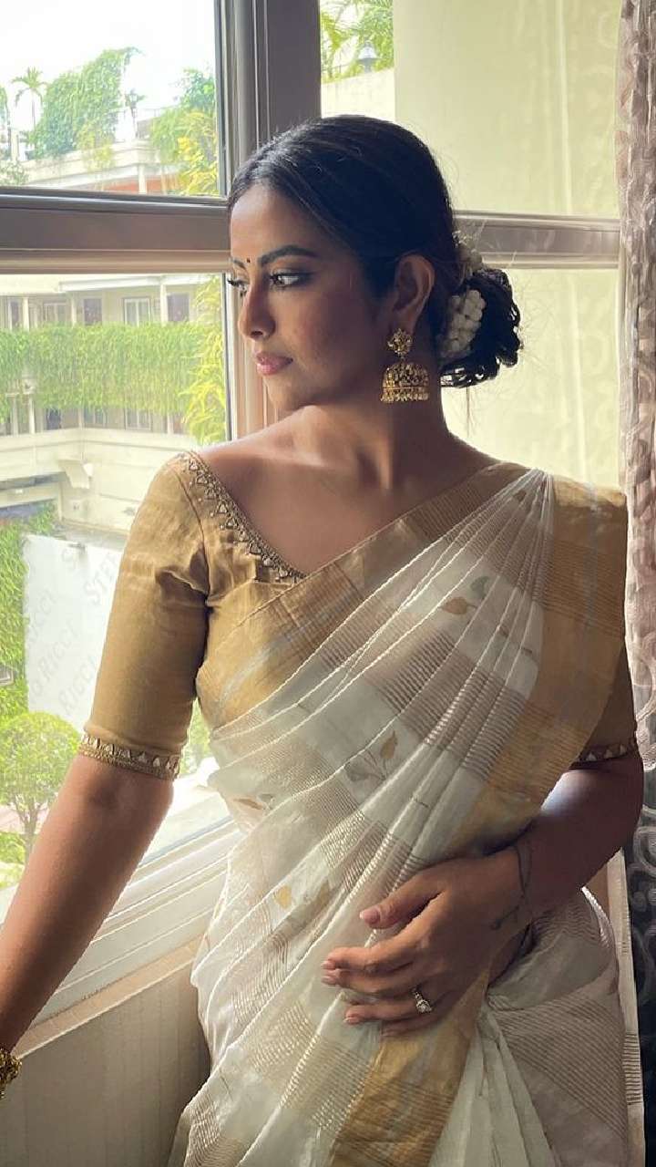 Latest Green Kerala Saree Blouse Designs -Storyvogue.com | Set saree, Kerala  saree, Onam saree