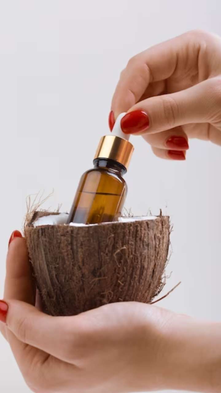 Top 5 Hair Oils That Reduce Dandruff In Winter