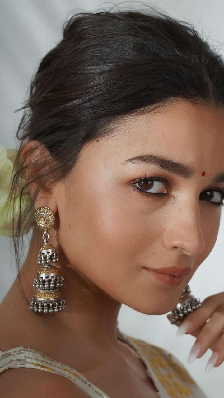 Priyanka Chopra, Alia Bhatt, Sonam K Ahuja and others are rocking these  jewellery trends in 2019!, Watch Videos Online | MissKyra Videos