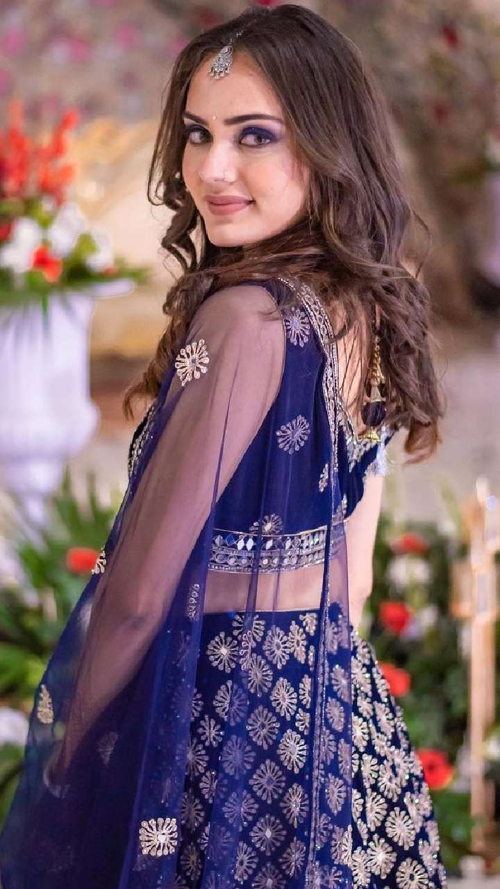 Pretty bride @ashusaner.242019 ready for engagement 💍 Hairstyle-  @priyankaa_hairstylist #aditimakeupartist #bridalmakeupartist #bride… |  Instagram